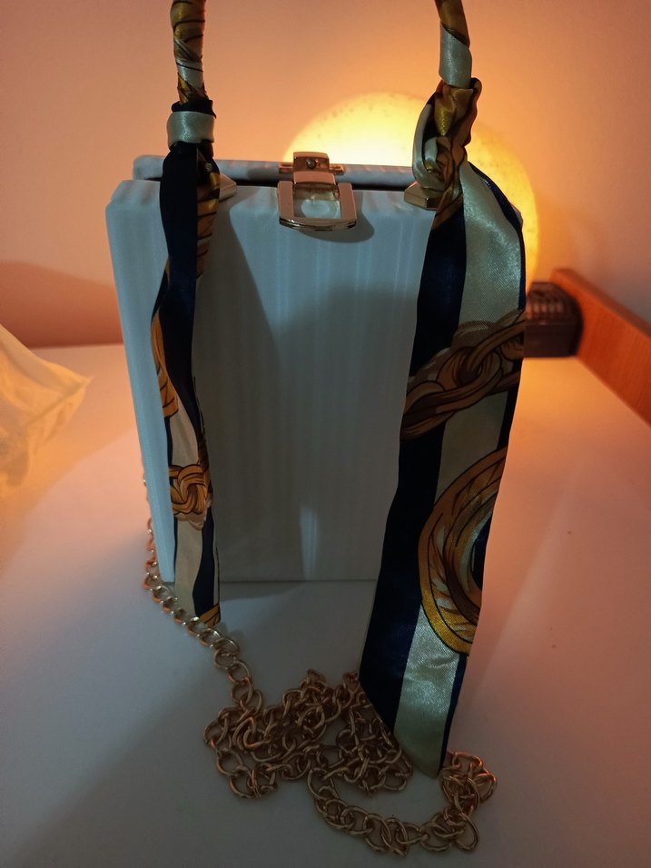 Zincir Detaylı Parlak Desenli Kadın Çanta - Görsel 5