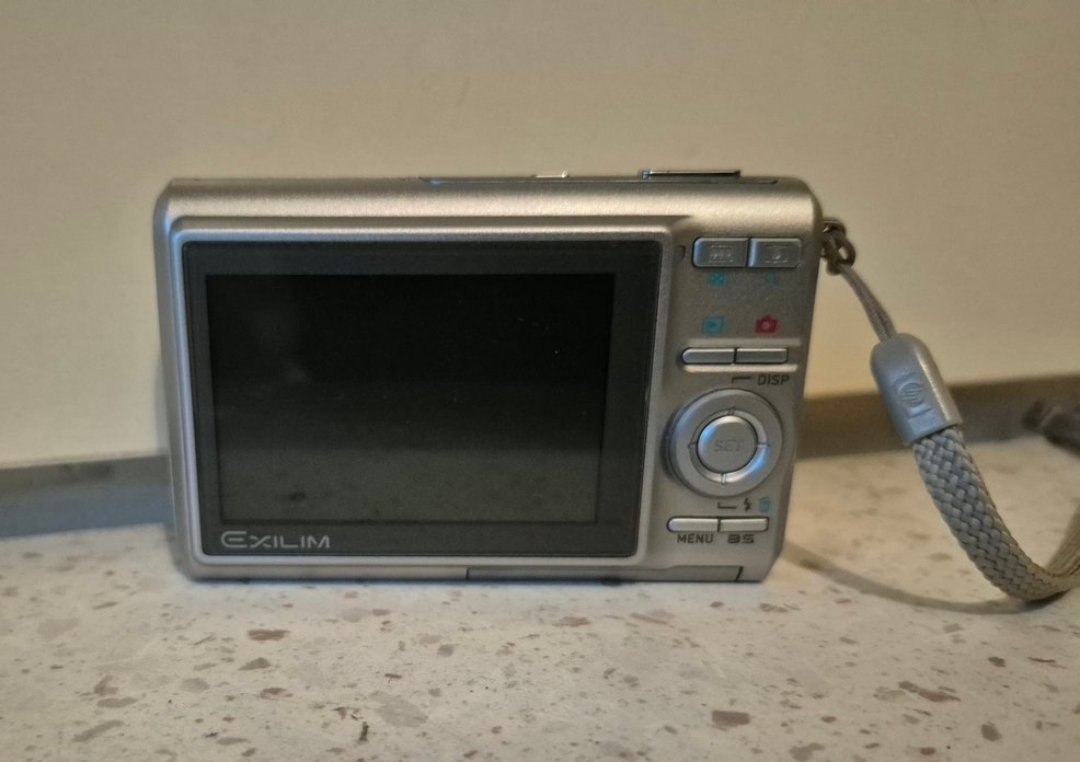 Casio Exilim serisi kompakt dijital fotoğraf makinesidir - Görsel 2