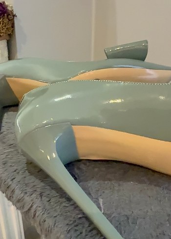 Uçuk yeşil griye bakan Parlak Rugan İnce Topuklu Kadın Ayakkabı - Görsel 6