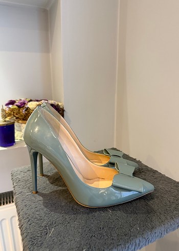 Uçuk yeşil griye bakan Parlak Rugan İnce Topuklu Kadın Ayakkabı - Görsel 3