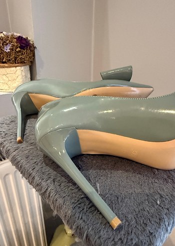 Uçuk yeşil griye bakan Parlak Rugan İnce Topuklu Kadın Ayakkabı - Görsel 5