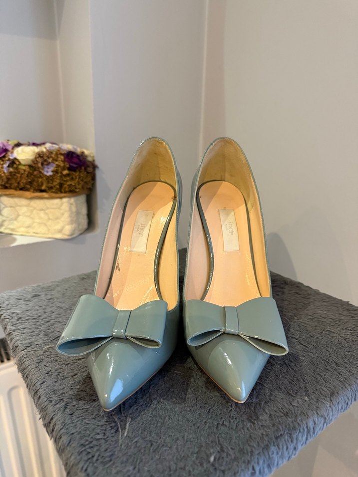 Uçuk yeşil griye bakan Parlak Rugan İnce Topuklu Kadın Ayakkabı - Görsel 2