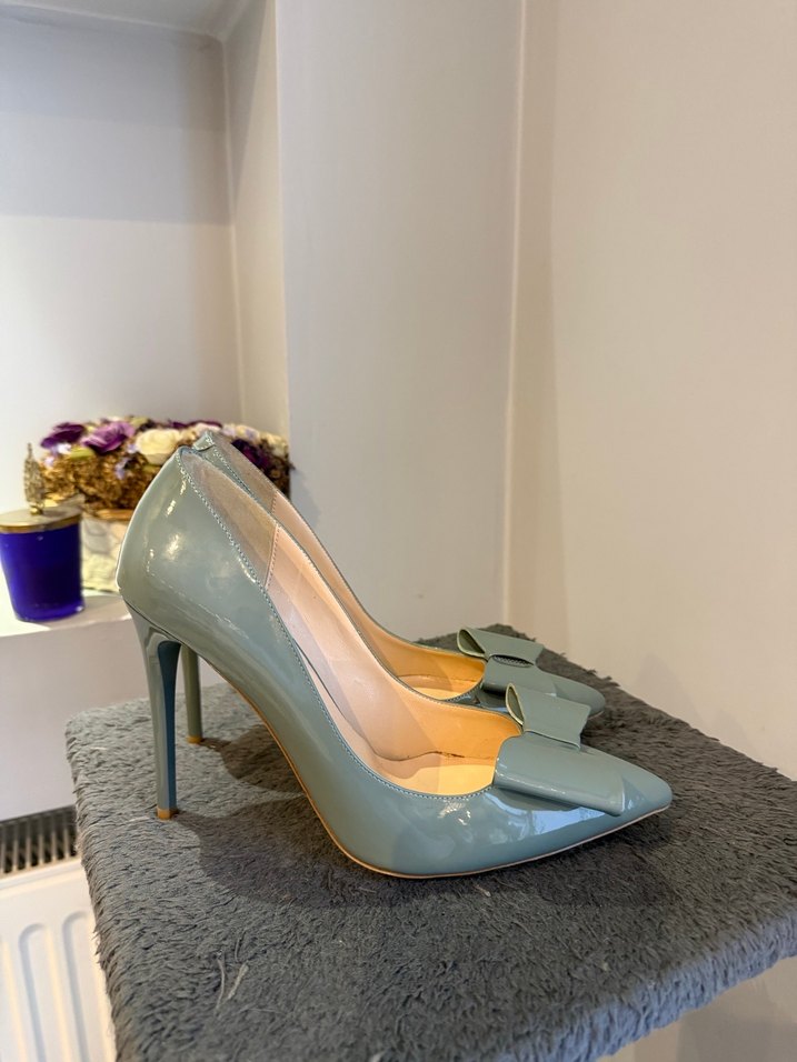 Uçuk yeşil griye bakan Parlak Rugan İnce Topuklu Kadın Ayakkabı - Görsel 3