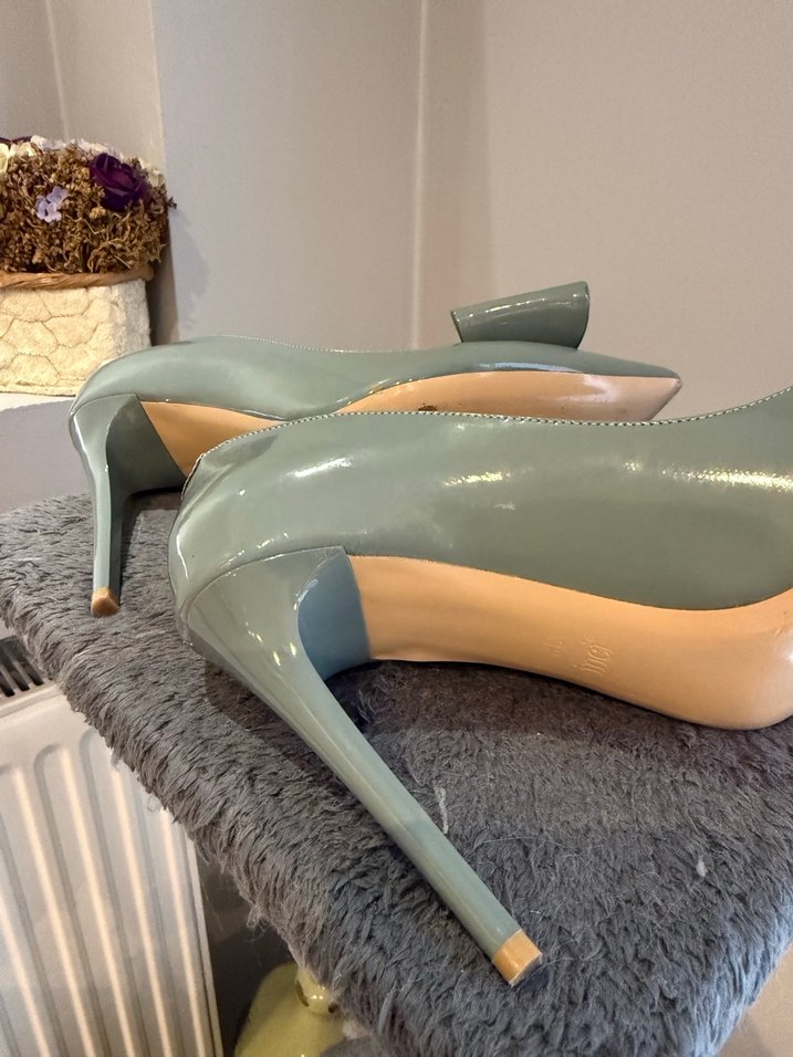 Uçuk yeşil griye bakan Parlak Rugan İnce Topuklu Kadın Ayakkabı - Görsel 5