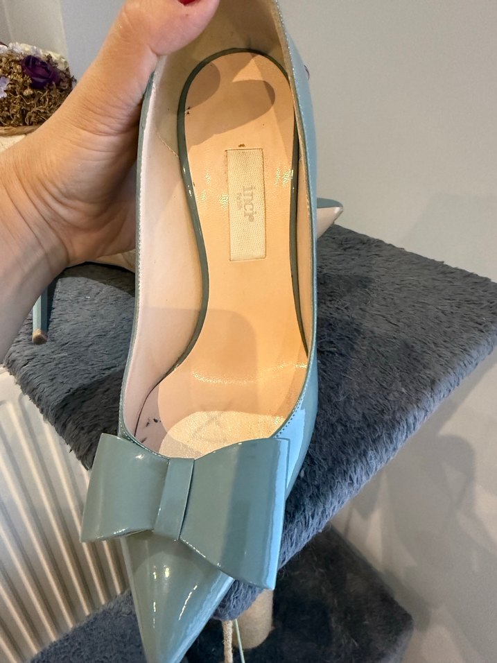 Uçuk yeşil griye bakan Parlak Rugan İnce Topuklu Kadın Ayakkabı - Görsel 4