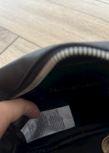 Calvin Klein Kadın Siyah Deri Çapraz Askılı Çanta