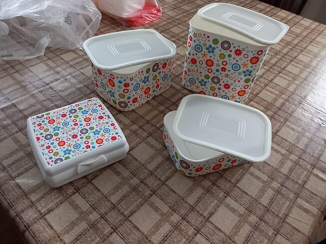 Tuperwere set