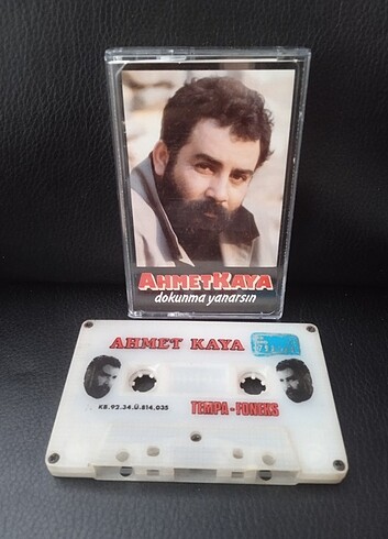 Kaset Ahmet Kaya dokunma yanarsın albümü. 1992 kemik baskı