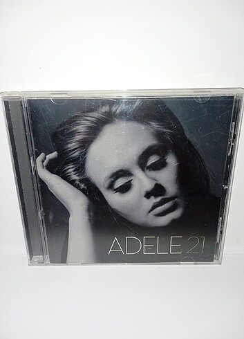 Cd Adele 21 albümü. Dinlemeyi etkilemeyen çizikler var.