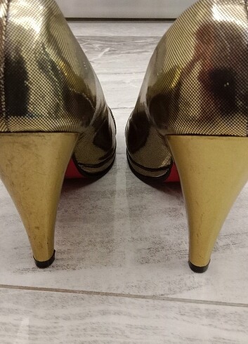 Ürün hiç kullanılmamış ancak vitrinde iken defolar oluşmuş görse - Görsel 6