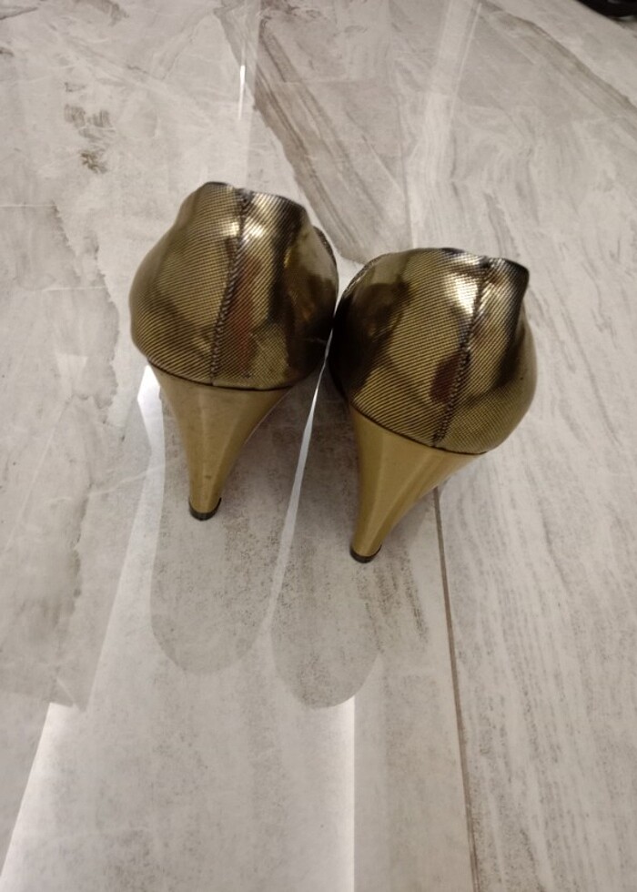 Ürün hiç kullanılmamış ancak vitrinde iken defolar oluşmuş görse - Görsel 3