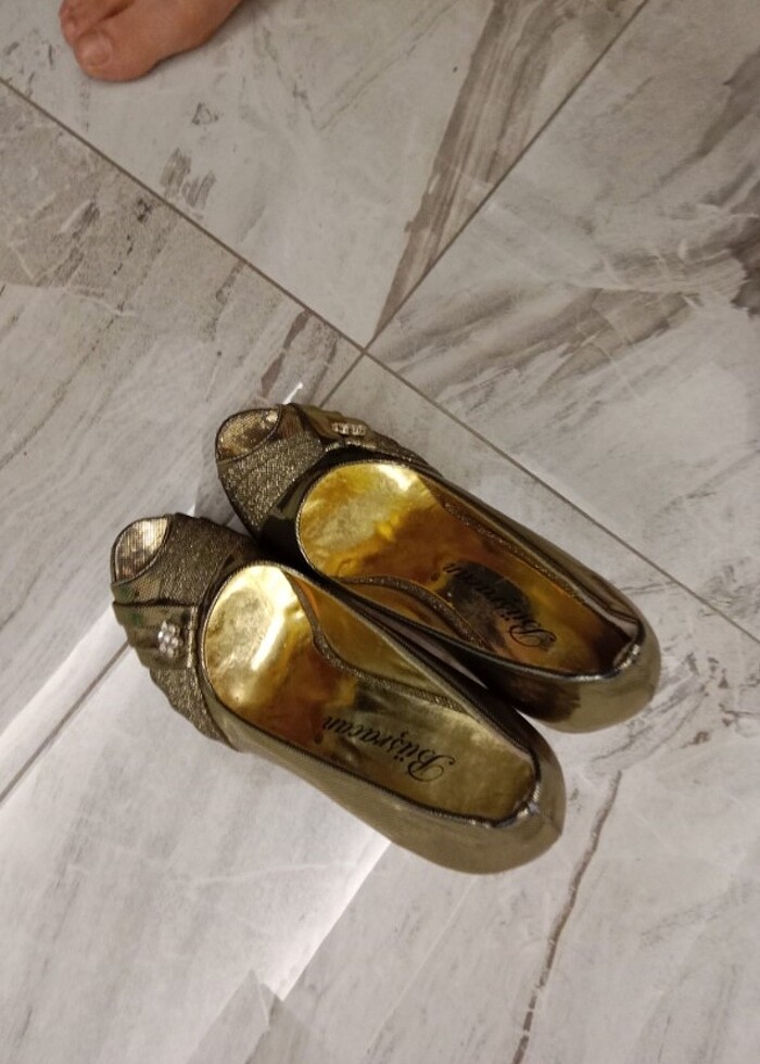 Ürün hiç kullanılmamış ancak vitrinde iken defolar oluşmuş görse - Görsel 4