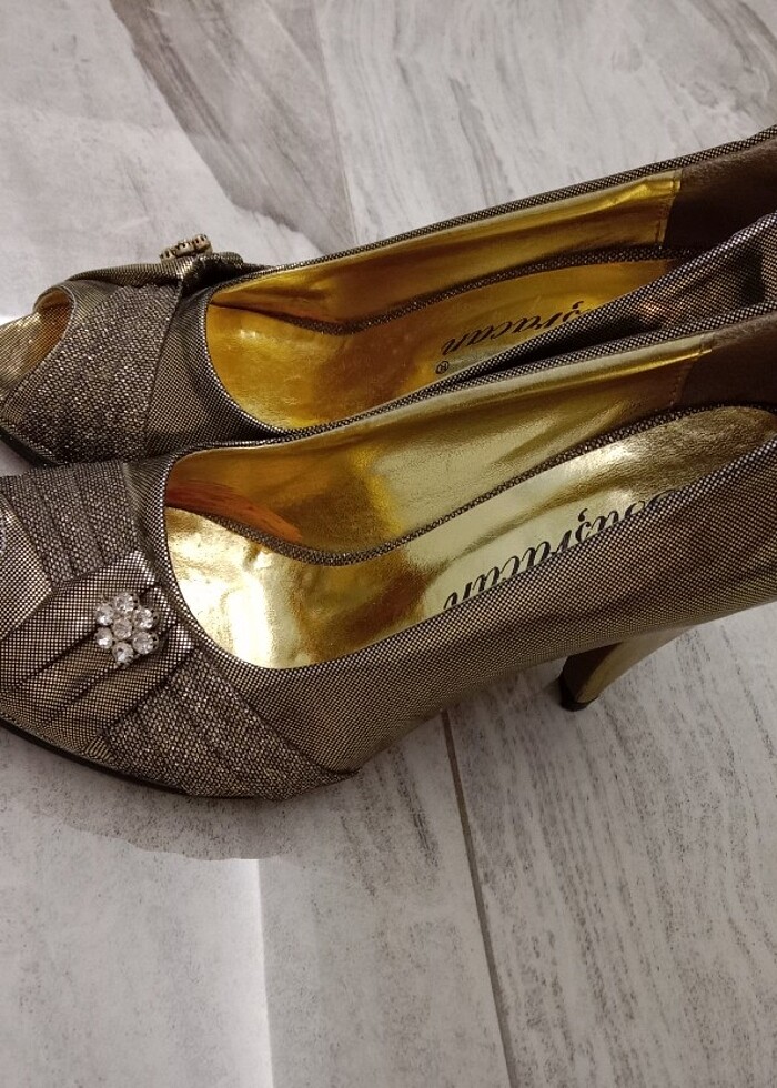 Ürün hiç kullanılmamış ancak vitrinde iken defolar oluşmuş görse - Görsel 2