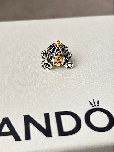 Pandora 100.yıl Disney arabası charm