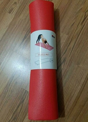 Kırmızı mat 0.5cm yüksekliğinde 