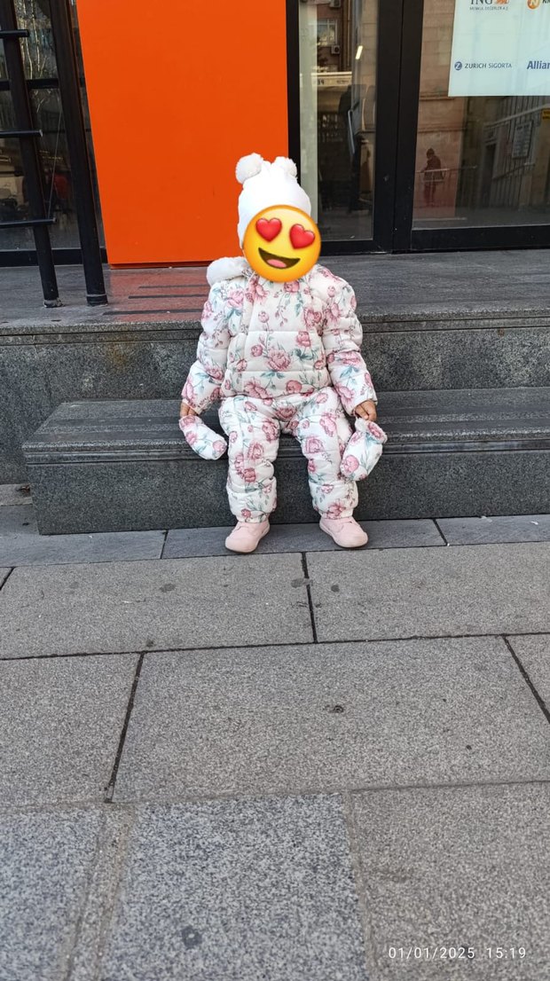 Kapüşonlu, renkli bağlama desenli kız bebek tulumu - Görsel 2