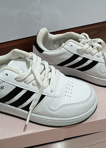 32 Beden beyaz Renk Adidas spor ayakkabı 