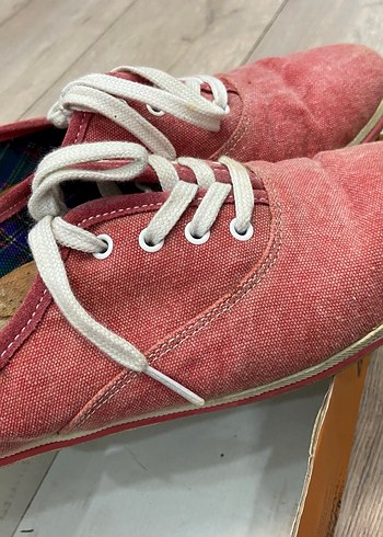 Gri Tabanlı Kırmızı Süet Kadın Spor Ayakkabı - Görsel 5