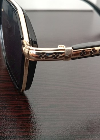 Gold detaylı kadın güneş gözlüğü - Görsel 3