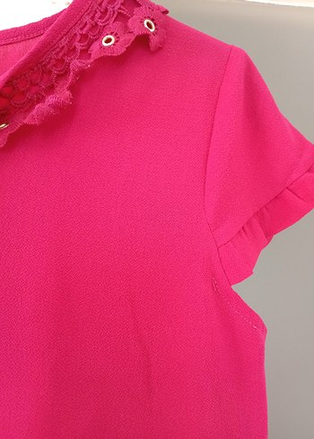 Pembe Kısa Kollu Fırfırlı Nakışlı Bluz - Görsel 3