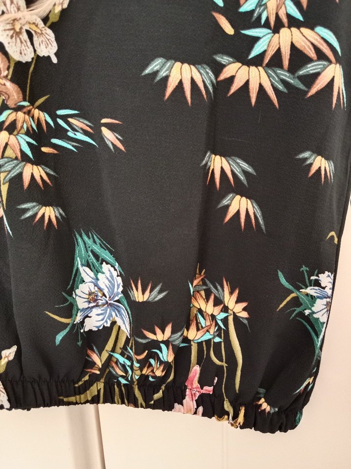 Püsküllü V Yaka Siyah Çiçekli Kadın Bluz - Görsel 3
