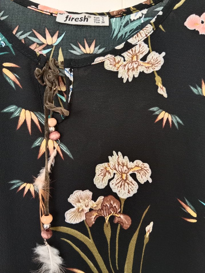 Püsküllü V Yaka Siyah Çiçekli Kadın Bluz - Görsel 2