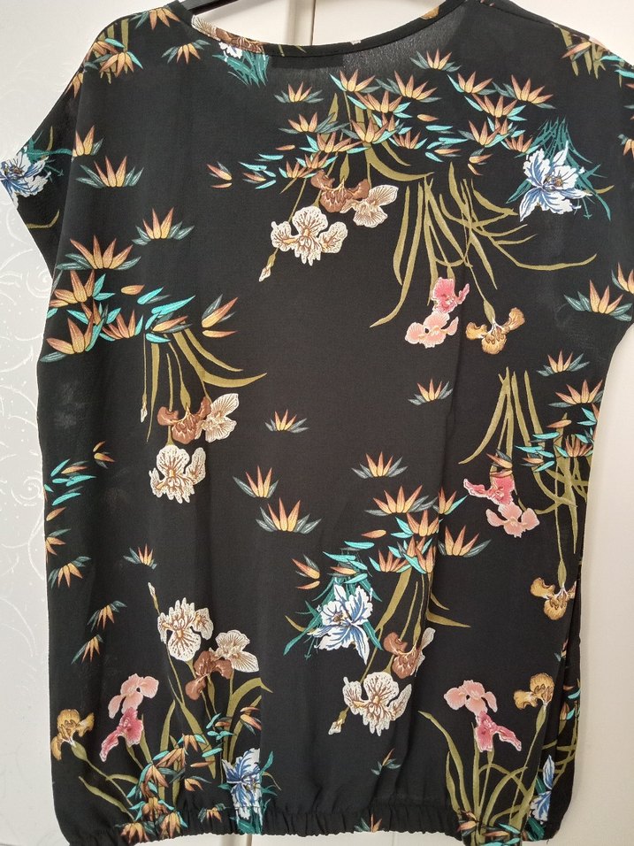 Püsküllü V Yaka Siyah Çiçekli Kadın Bluz - Görsel 4