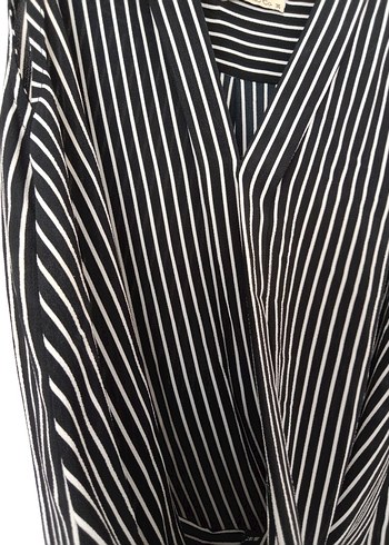 Kadın Siyah Çizgili V Yakalı Kolsuz Bluz - Görsel 3