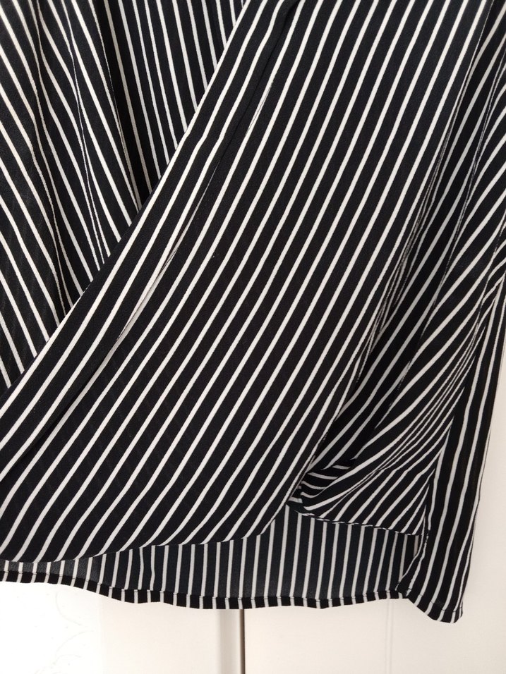 Kadın Siyah Çizgili V Yakalı Kolsuz Bluz - Görsel 4