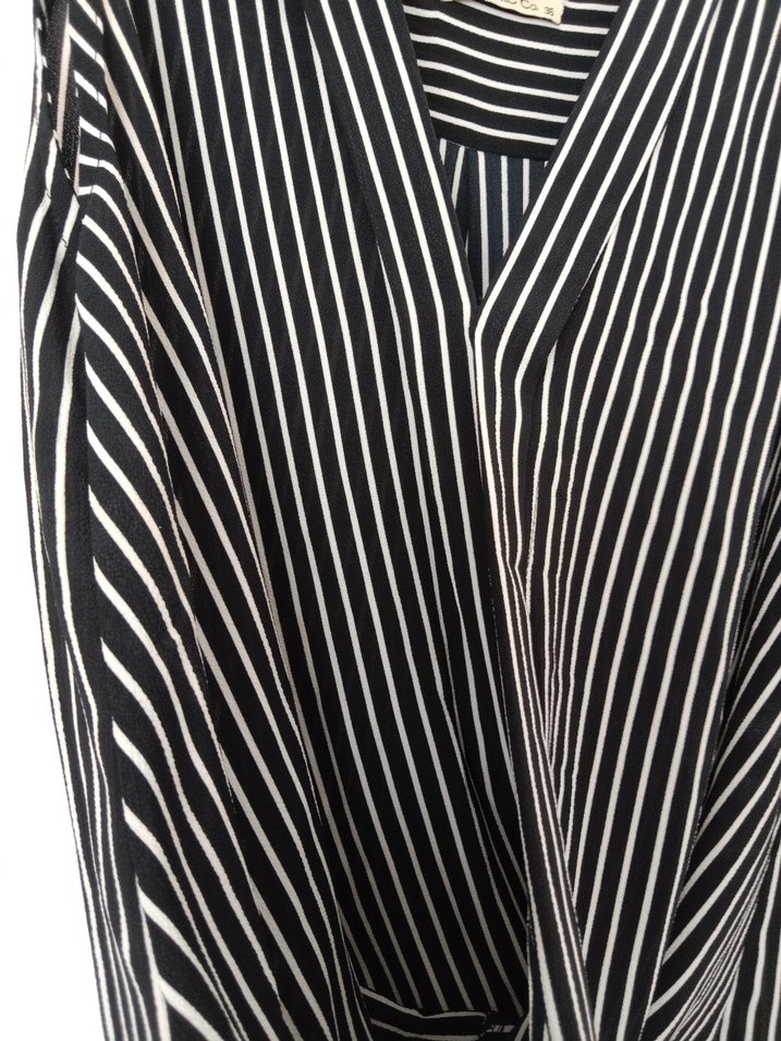 Kadın Siyah Çizgili V Yakalı Kolsuz Bluz - Görsel 3