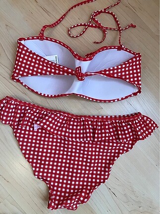 Kırmızı kareli bikini