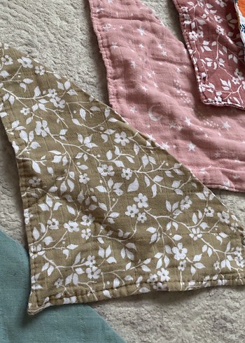 Nakışlı Çok Renkli Bebek Önlükleri - Görsel 3