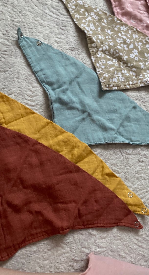 Nakışlı Çok Renkli Bebek Önlükleri - Görsel 4