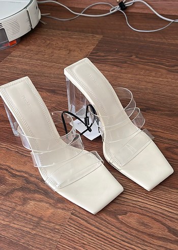 Bershka Şeffaf Bantlı Beyaz Kadın Topuklu Terlik