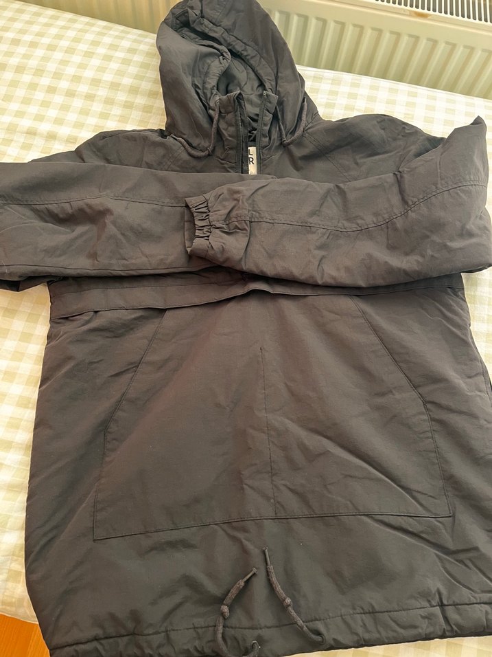 Pull&Bear Siyah Kapitone Mont — görsel 4/4
