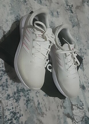 Beyaz adidas ayakkabı 