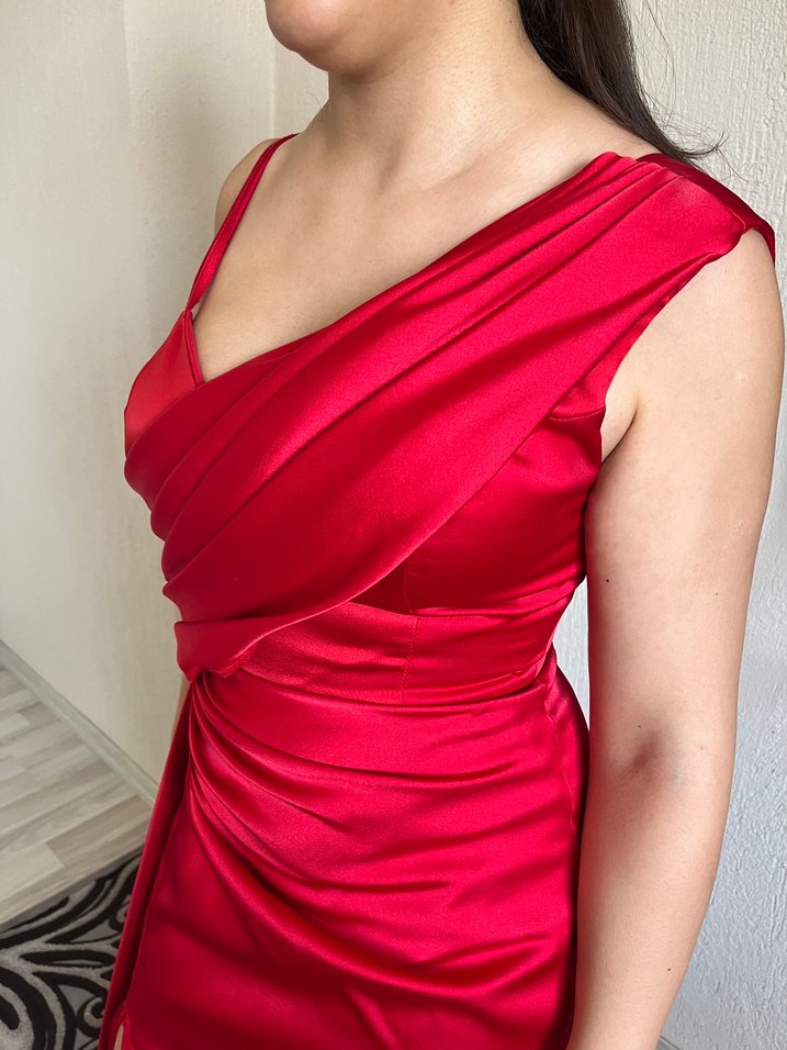 Parlak Kırmızı Drapeli Midi Abiye Elbise - Görsel 2
