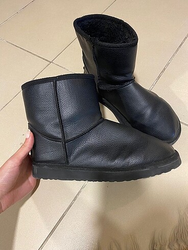 Siyah deri ugg