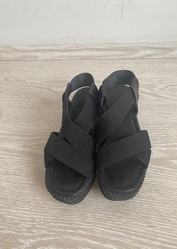 37 Beden siyah Renk Siyah dolgu topuk sandalet