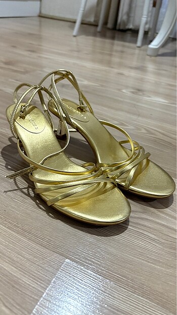 37 Beden Stradivarius gold topuklu sandalet