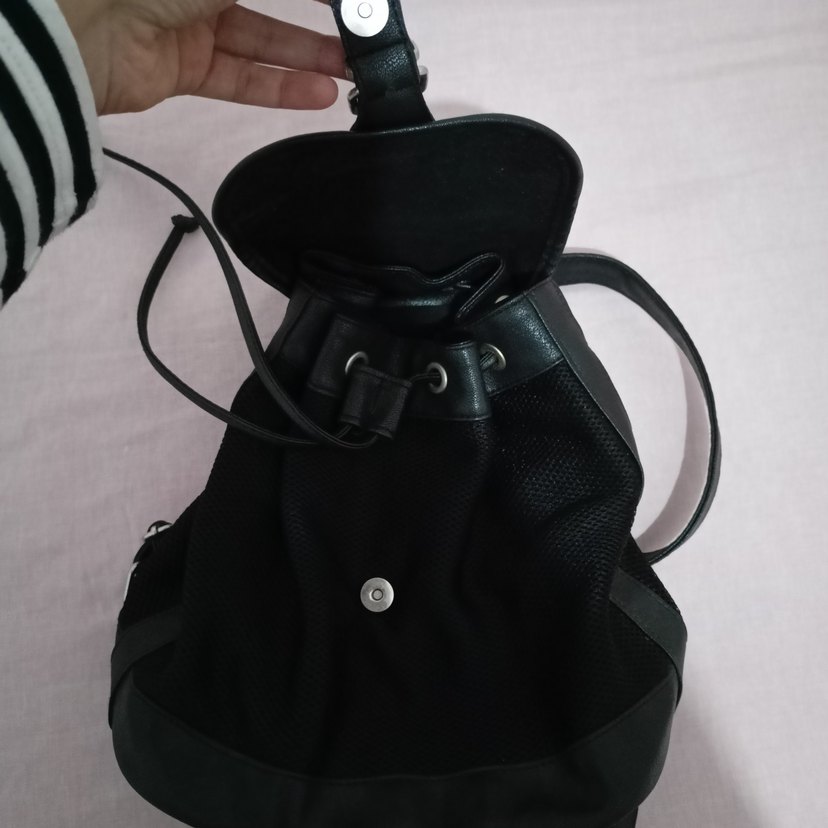 Siyah Deri Tokalı Kadın Sırt Çantası - Görsel 3