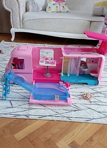 Cok az oynanmis barbie karavan.