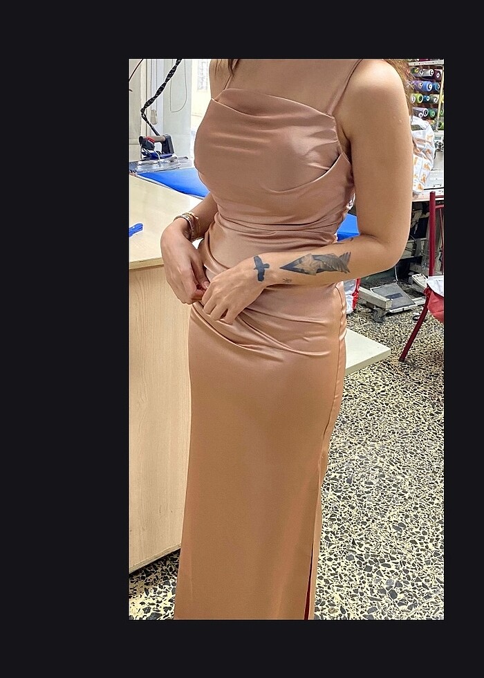 Açık kahve saten elbise - Görsel 4