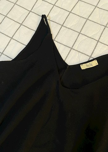 Siyah V Yakalı Kadın Atlet - Görsel 2