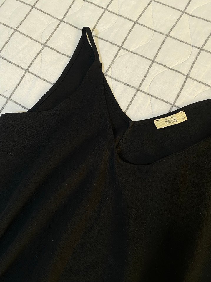 Siyah V Yakalı Kadın Atlet - Görsel 2