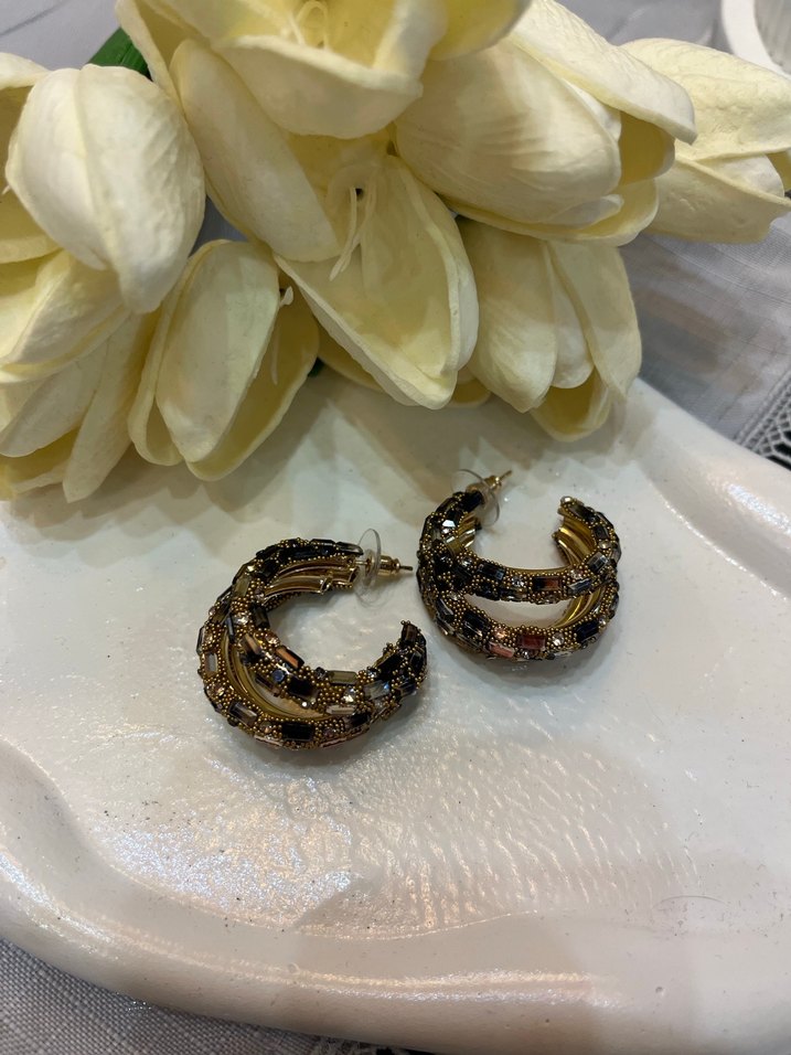 Mini Boncuklu Altın Renkli Zarif Küpeler - Görsel 3