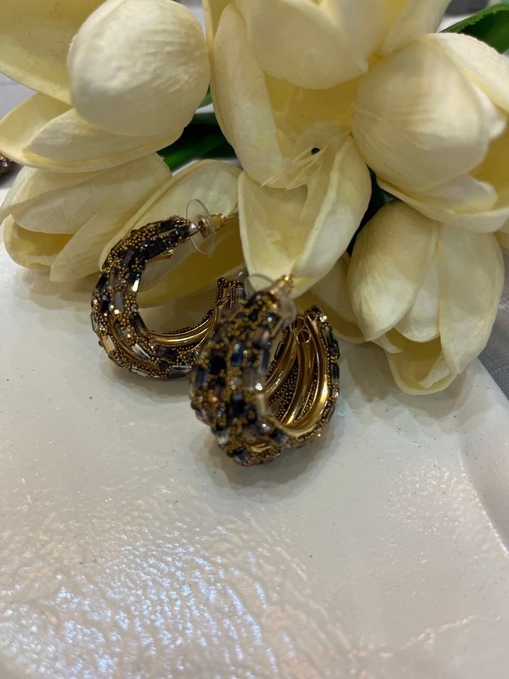 Mini Boncuklu Altın Renkli Zarif Küpeler - Görsel 2