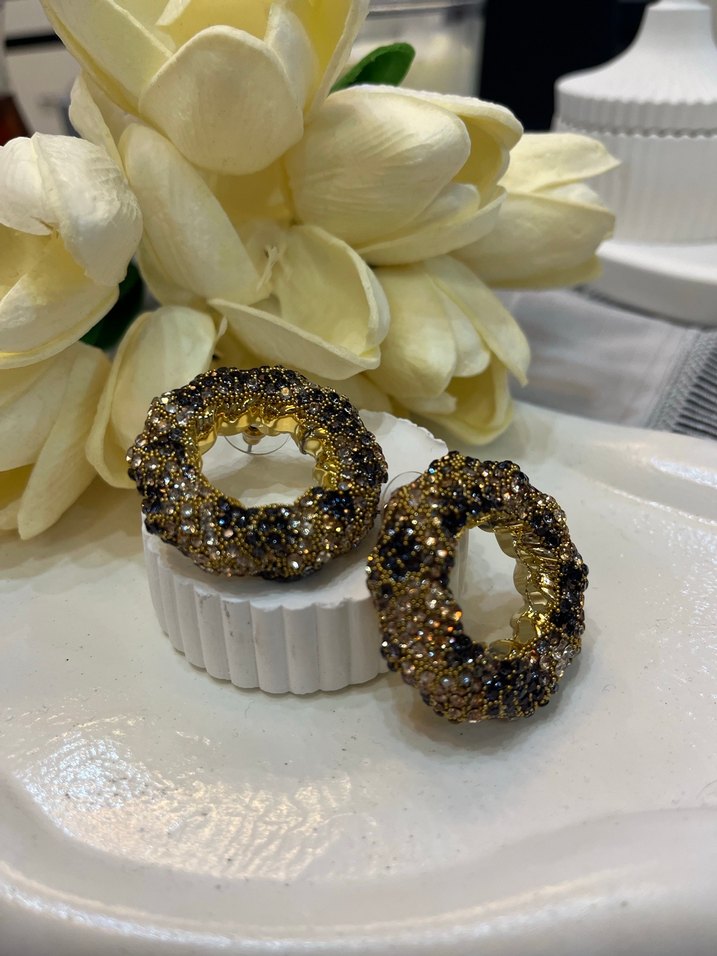 Parlak Yılan Desenli Mini Altın Küpe - Görsel 3