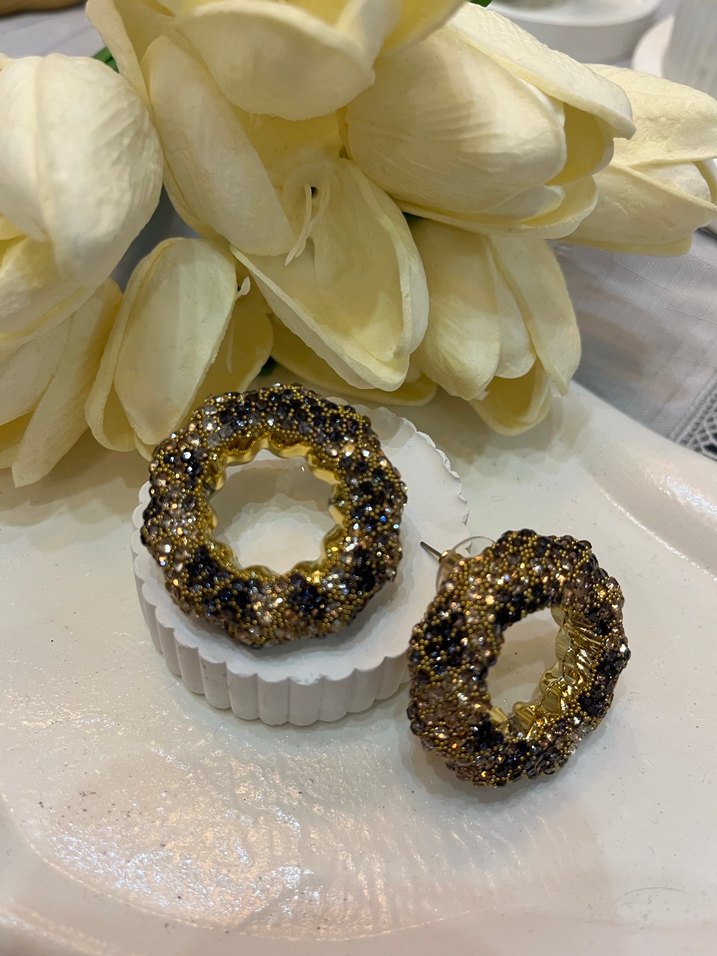 Parlak Yılan Desenli Mini Altın Küpe - Görsel 4