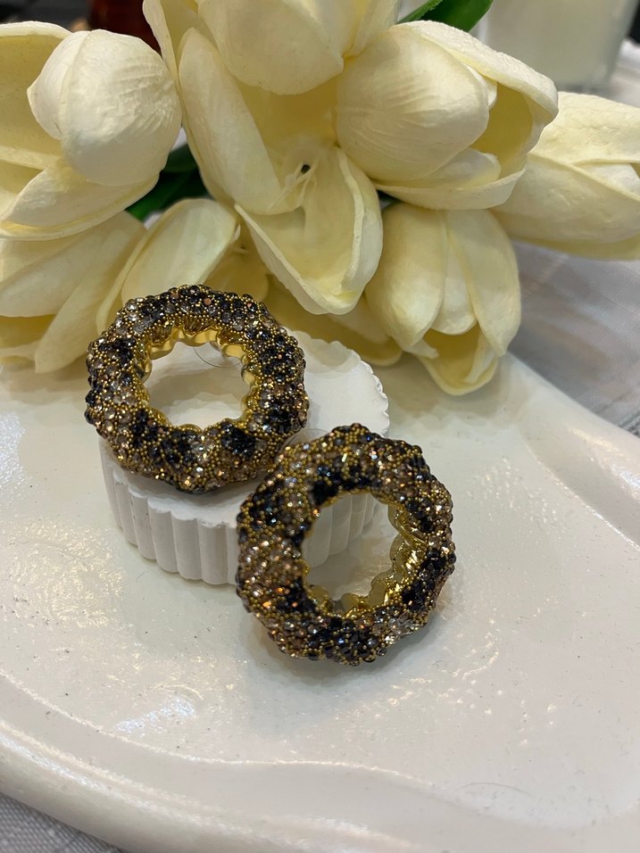 Parlak Yılan Desenli Mini Altın Küpe - Görsel 2